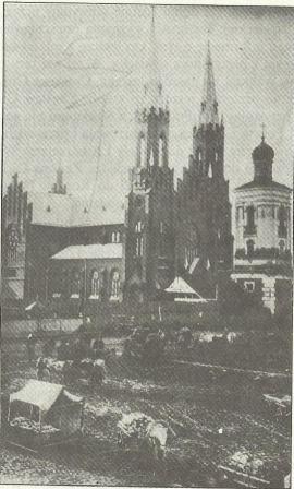 Przed kościołem w Widzach (1910-1920) - Kopia
